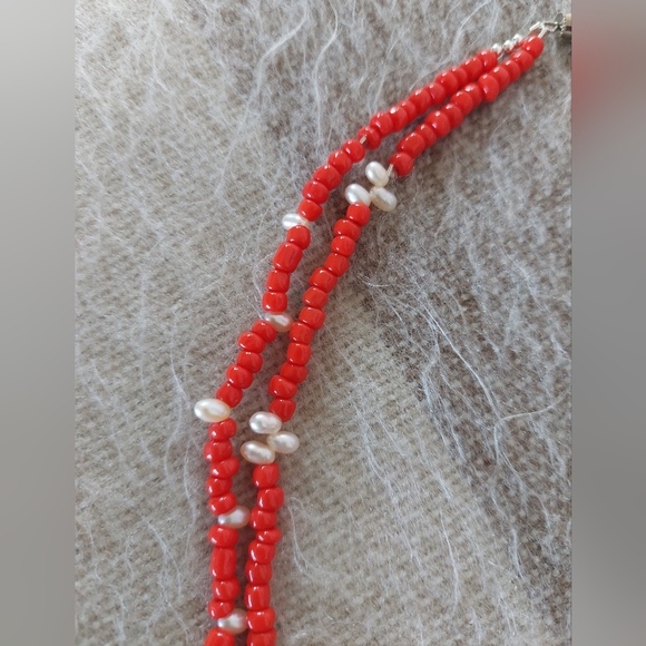 Coral glass and tear-drop pearl necklace - Picture 2 of 5